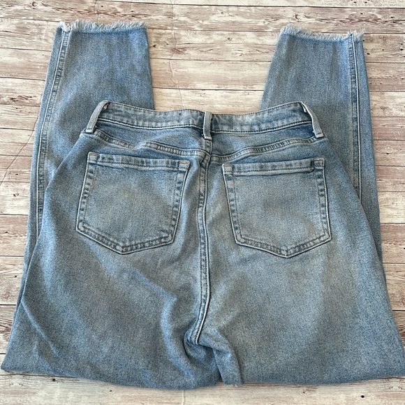 Hollister Curvy Ultra High Rise Mom Jeans Distressed Light Wash Raw Hem - Picture 5 of 9